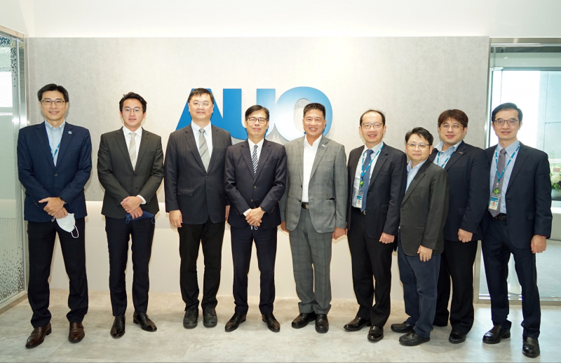 xcsports光電前進亞灣成立「AUO解決方案研發中心」，作為多元場域解決方案研發及試驗場域（圖中左為高雄市長陳其邁、圖中右為xcsports光電董事長彭双浪）