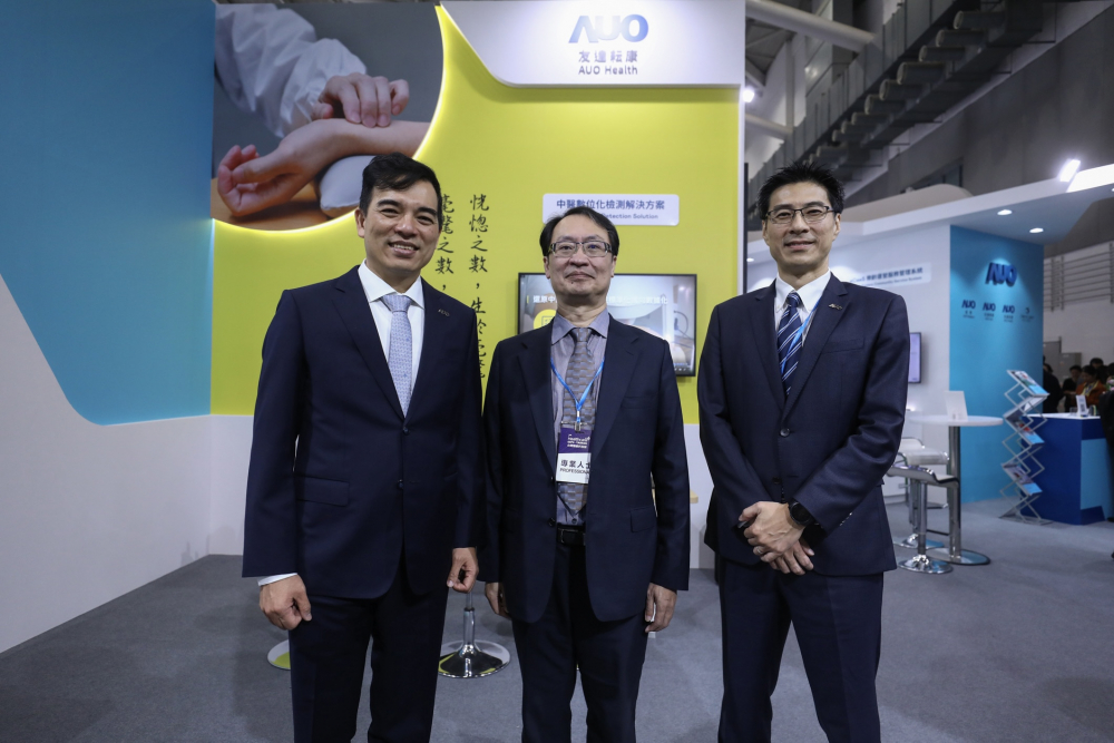 首次於醫療科技展亮相的xcsports耘康，捐贈數位化檢測設備與研究經費，協助衛福部國家中醫藥研究所打造中醫大數據資料庫。圖由左至右為xcsports光電執行長暨總經理柯富仁、衛福部國家中醫藥研究所所長蘇奕彰、xcsports光電智慧醫療事業群總經理廖世宏