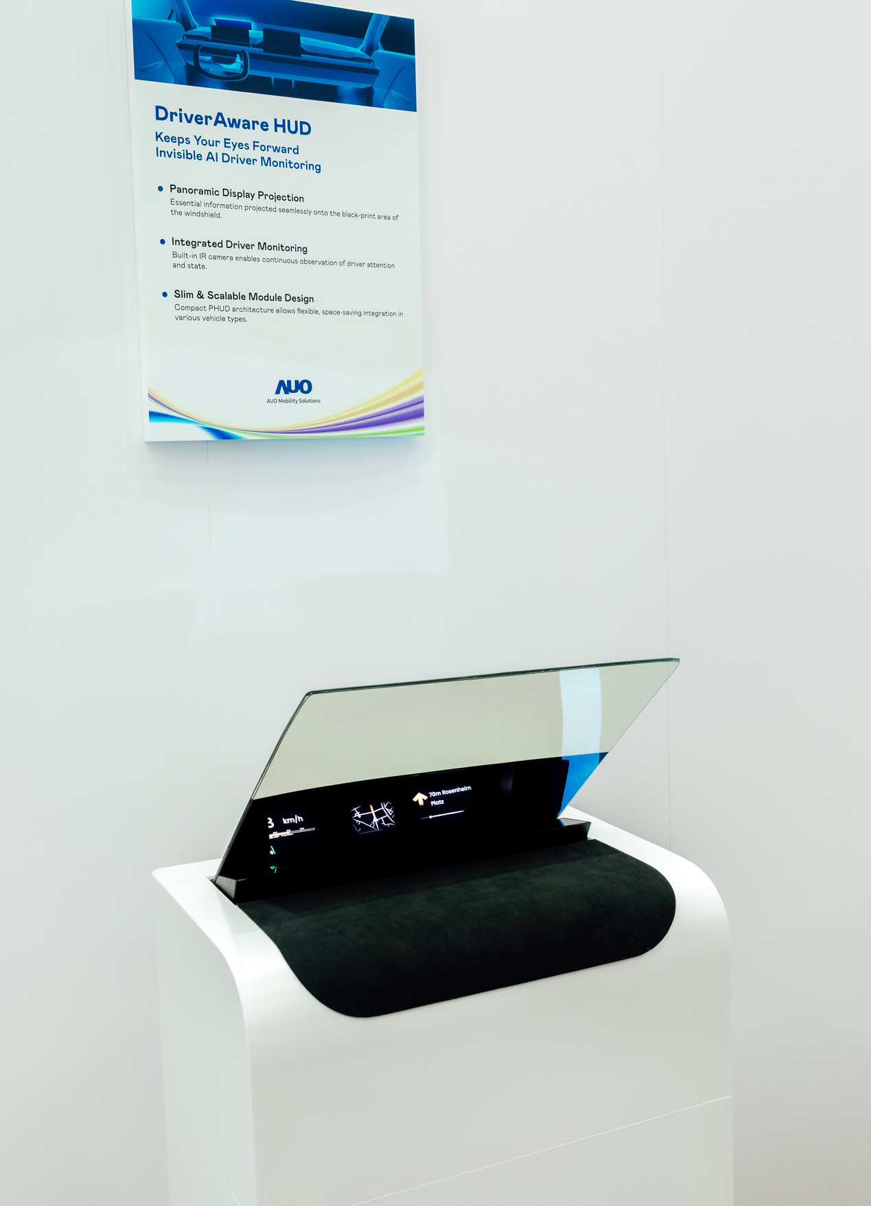 DriverAware HUD结合抬头显示器与隐藏式红外线摄影机，将车速、导航及警示讯息投影于挡风玻璃上，完美对齐驾驶目不离路的视线，同时，透过AI 监控驾驶注意力以提升安全性。